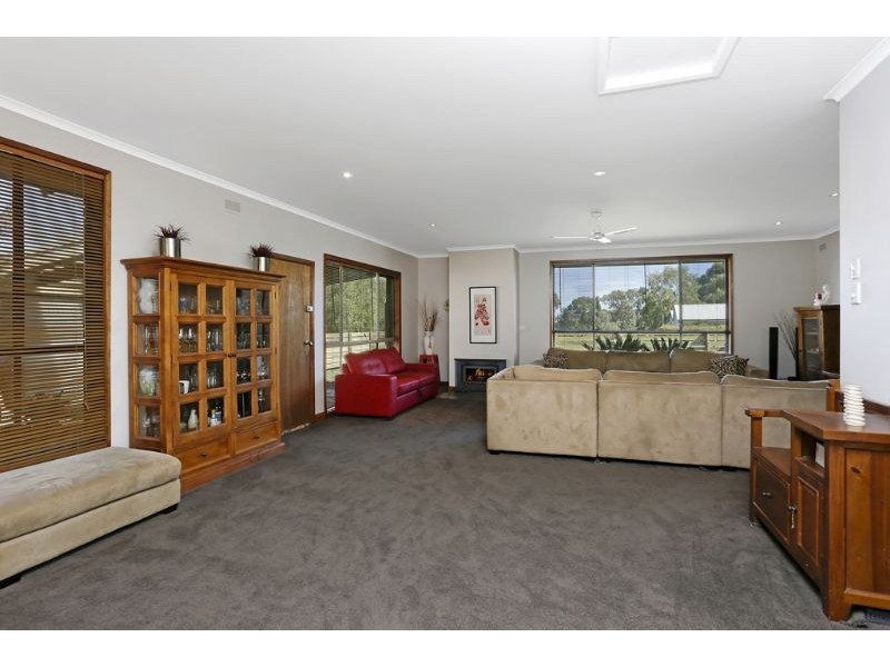 4 Bridge Road, Bushfield VIC 3281