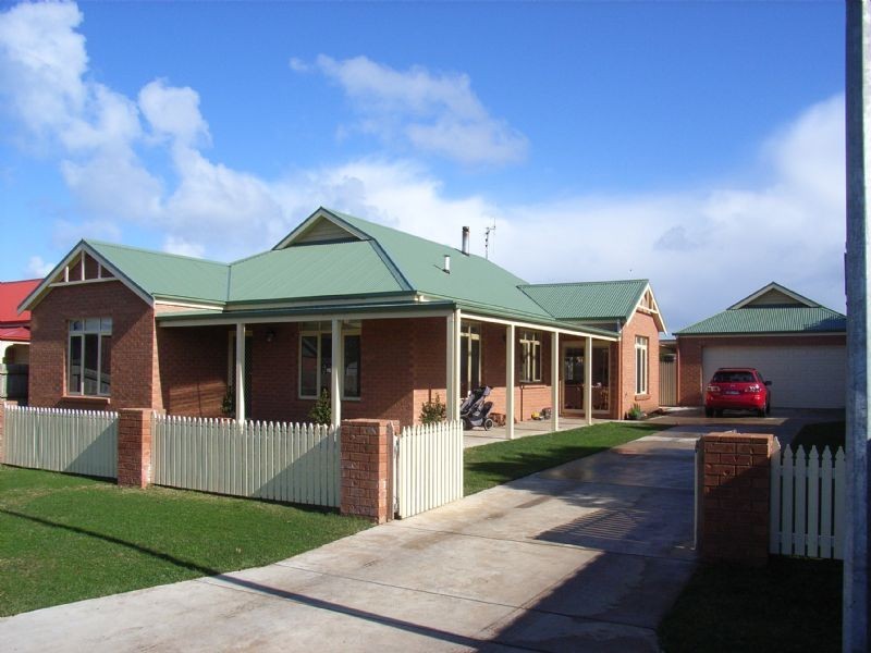 9 Gratton St, Port Fairy VIC 3284