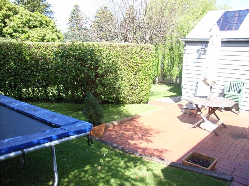 8  Earle St, Port Fairy VIC 3284