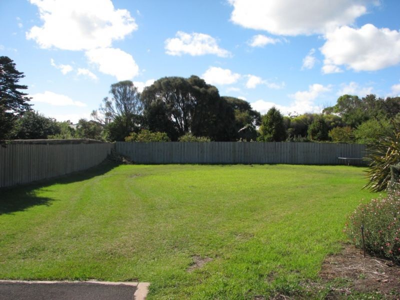 2 Chastel  Close, Port Fairy VIC 3284