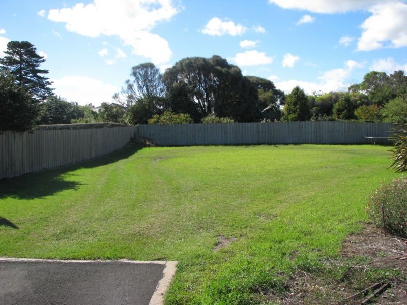 2 Chastel  Close, Port Fairy VIC 3284
