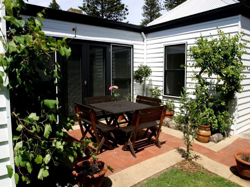 9 Sackville Street, Port Fairy VIC 3284
