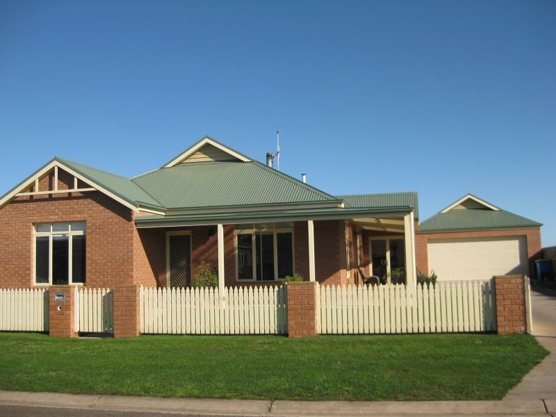 9 Gratton St, Port Fairy VIC 3284