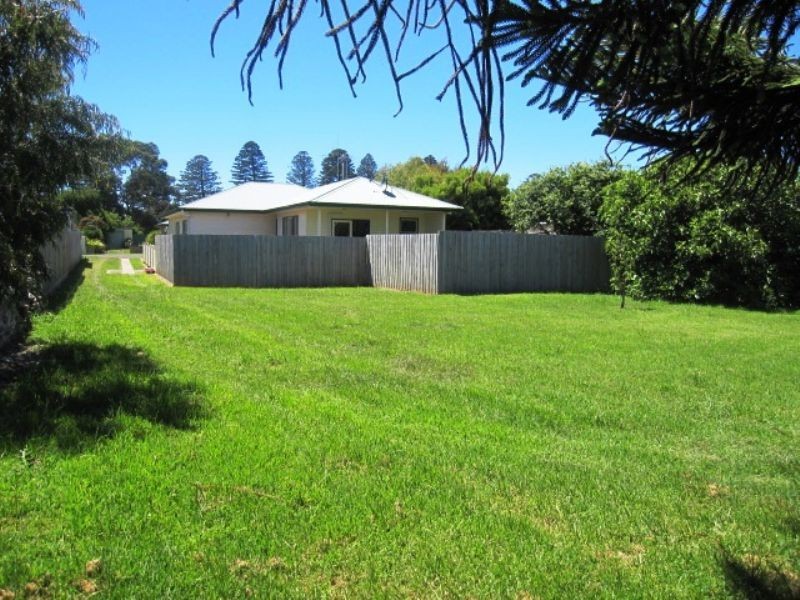 11b Earle, Port Fairy VIC 3284