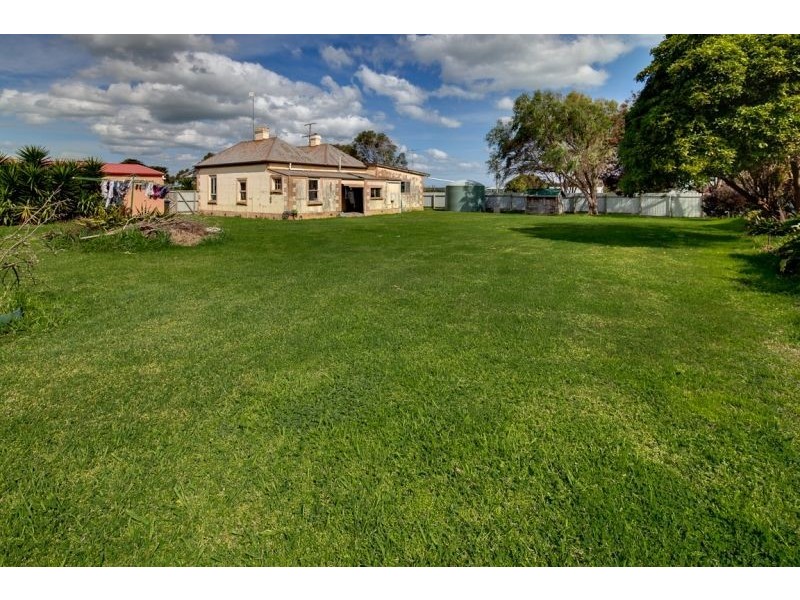 . Crn of Annesley & High Street, Port Fairy VIC 3284