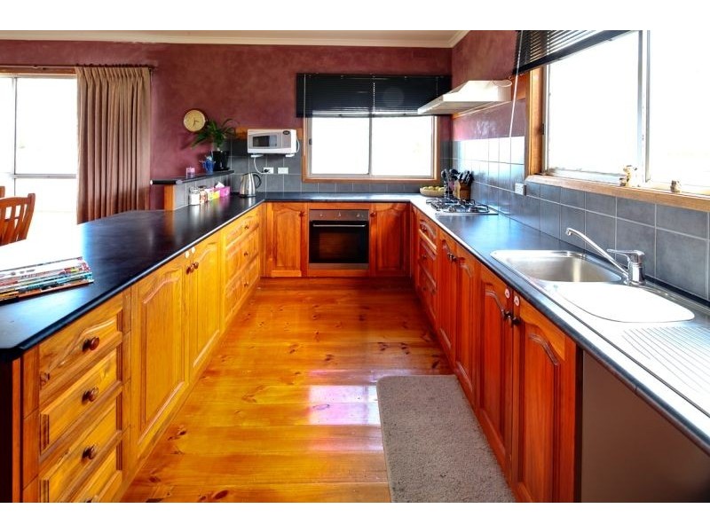 . Crn of Annesley & High Street, Port Fairy VIC 3284