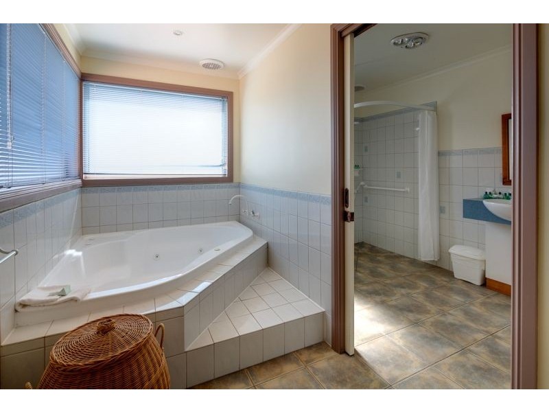 1/104 Ocean Drive, Port Fairy VIC 3284