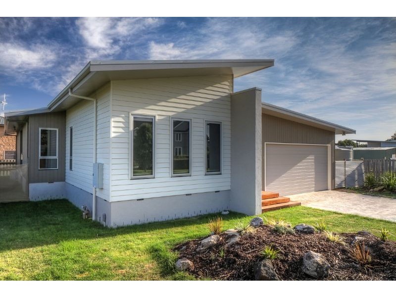 2 Mariner Crt, Port Fairy VIC 3284