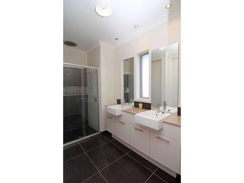 298 Southern Cross Road, Illowa VIC 3282