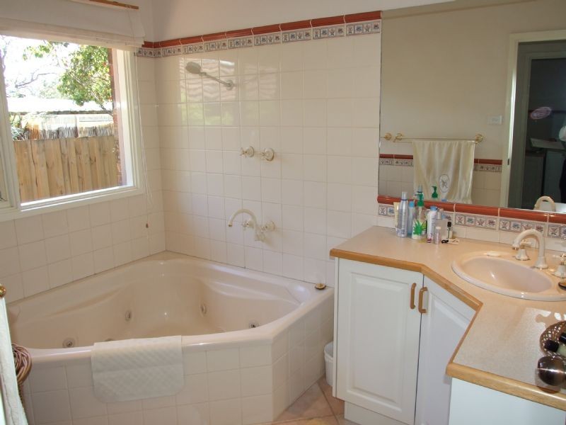 35 Foster Crescent, Knoxfield VIC 3180