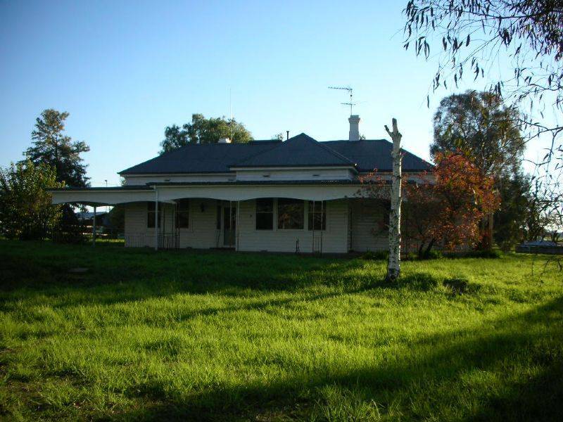 * ‘Dunollie’ Riverina Hwy , Albury NSW 2640