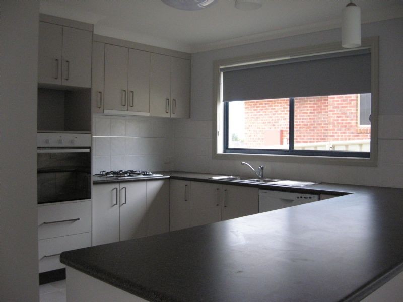 33 Dunne Crescent, Thurgoona NSW 2640