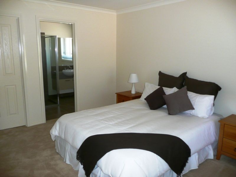 24  Peards Drive, Albury NSW 2640