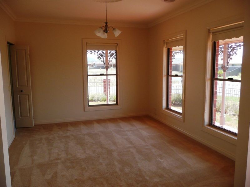 3 Samuel Place , Albury NSW 2640