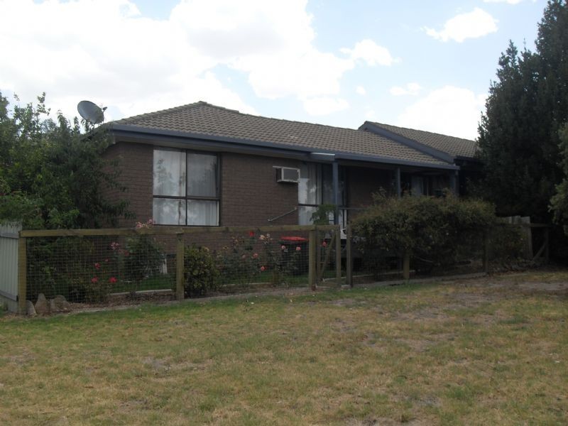 2/8 Page Court, Wodonga VIC 3690