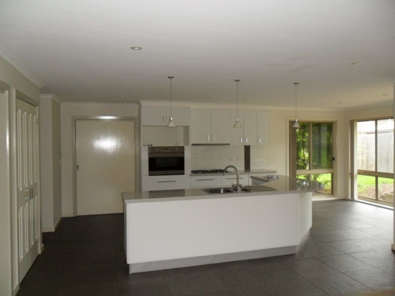 4 Grevilia Close, Cowes VIC 3922