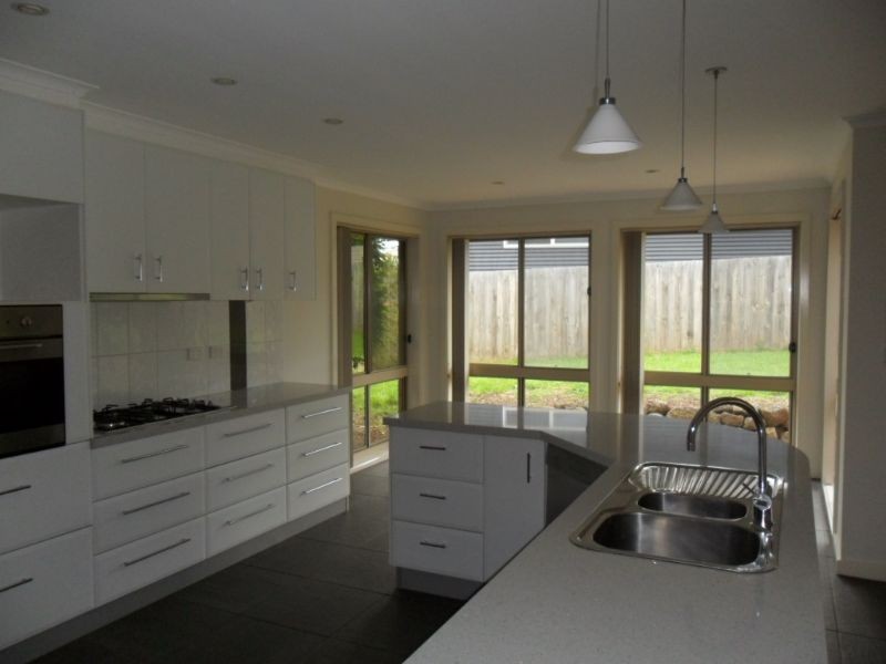 4 Grevilia Close, Cowes VIC 3922