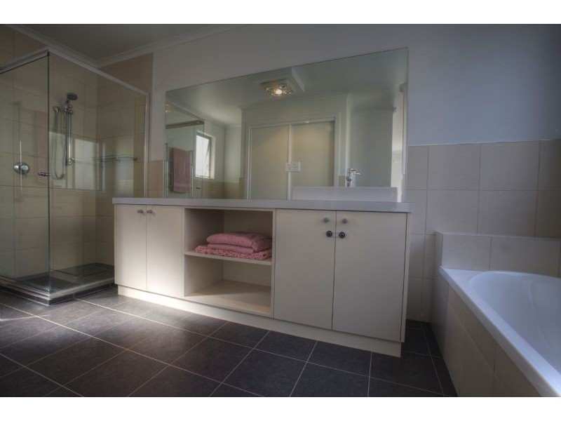 1 Iona Court, Cowes VIC 3922