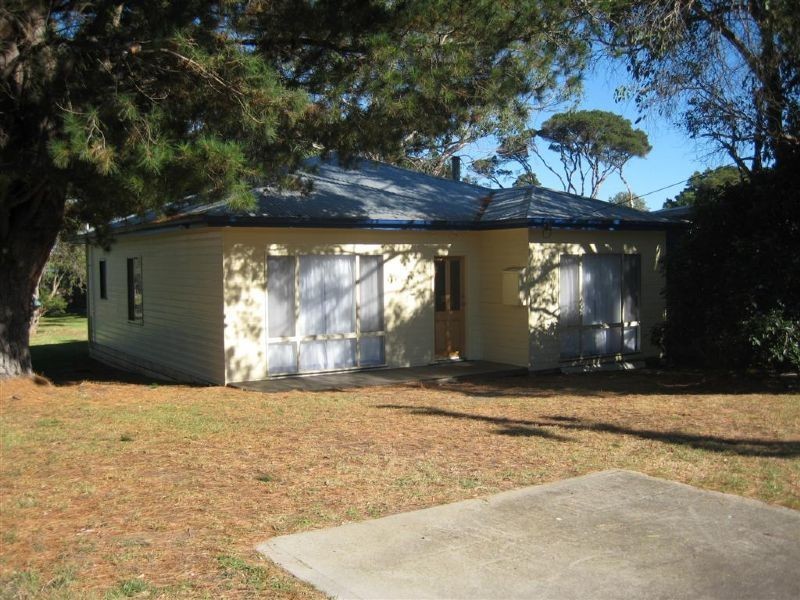 18 Wyndham Avenue, Cowes VIC 3922