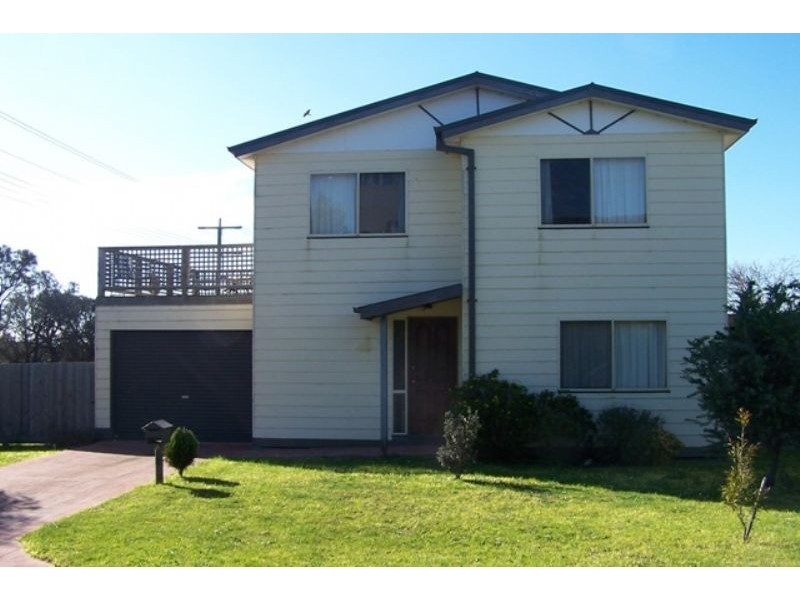18  Caroline Avenue, Cowes VIC 3922