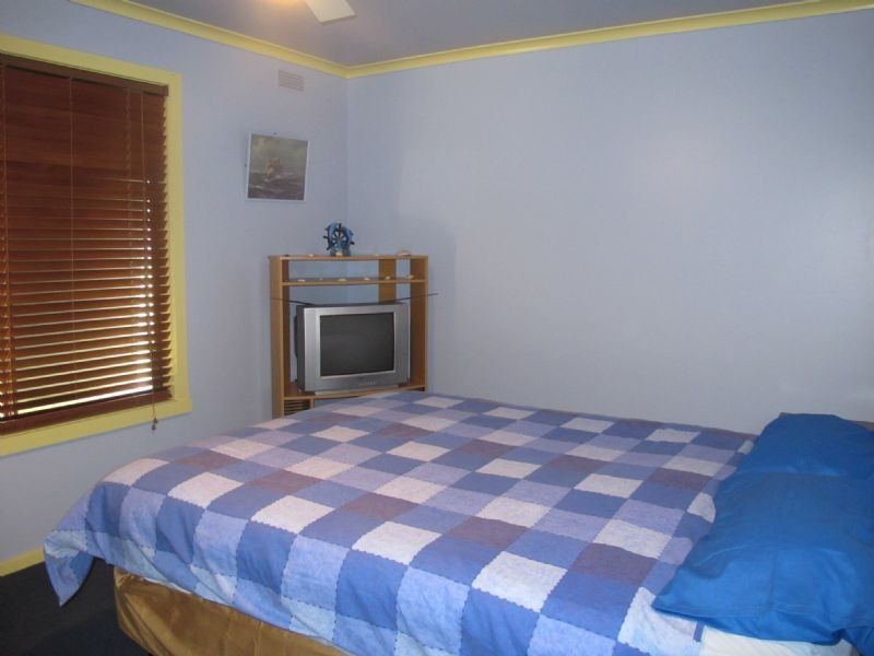2 Caroline Avenue, Cowes VIC 3922