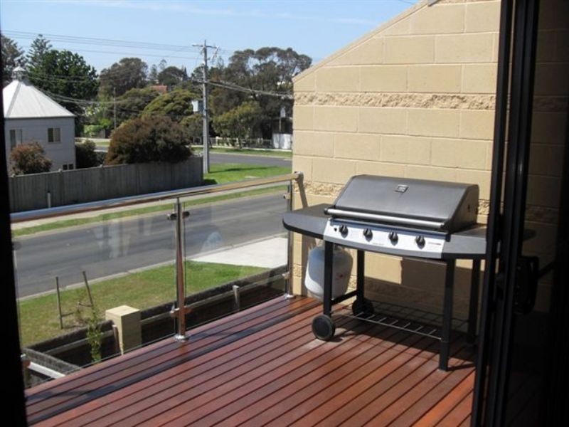 2/1 Wyndham Avenue, Cowes VIC 3922