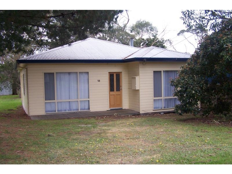 18 Wyndham Avenue, Cowes VIC 3922