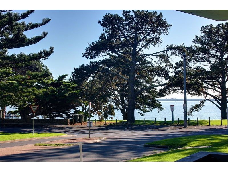 4/4 The Esplanade, Cowes VIC 3922