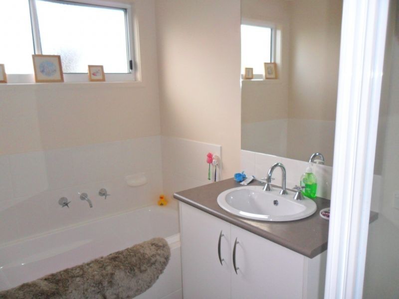 2/11 Roydon Road, Cowes VIC 3922