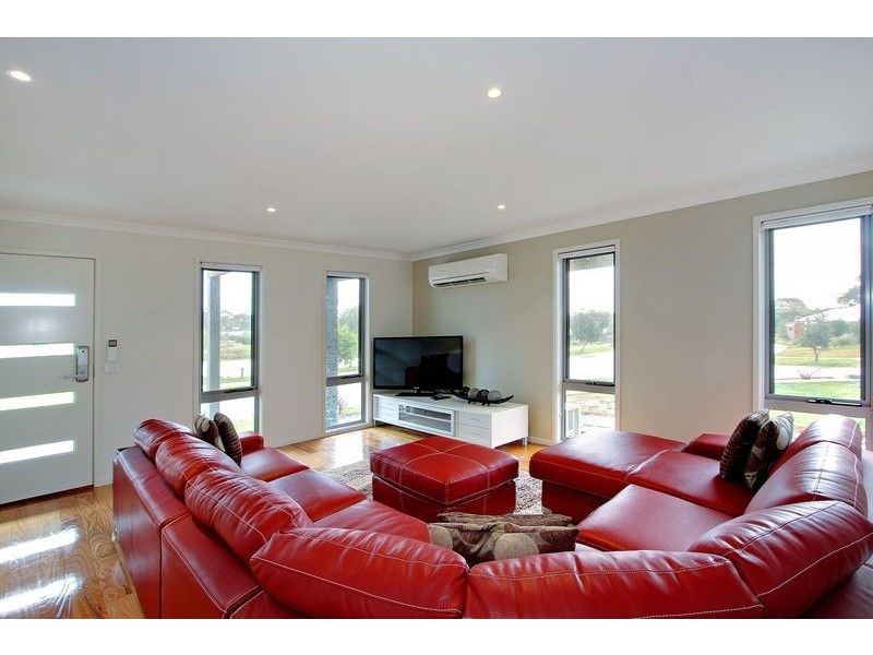 2 Currawong Close, Cowes VIC 3922