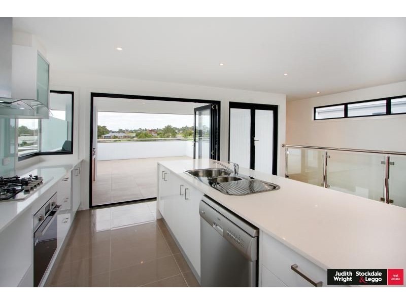 9 Pobblebonk Place, Cowes VIC 3922