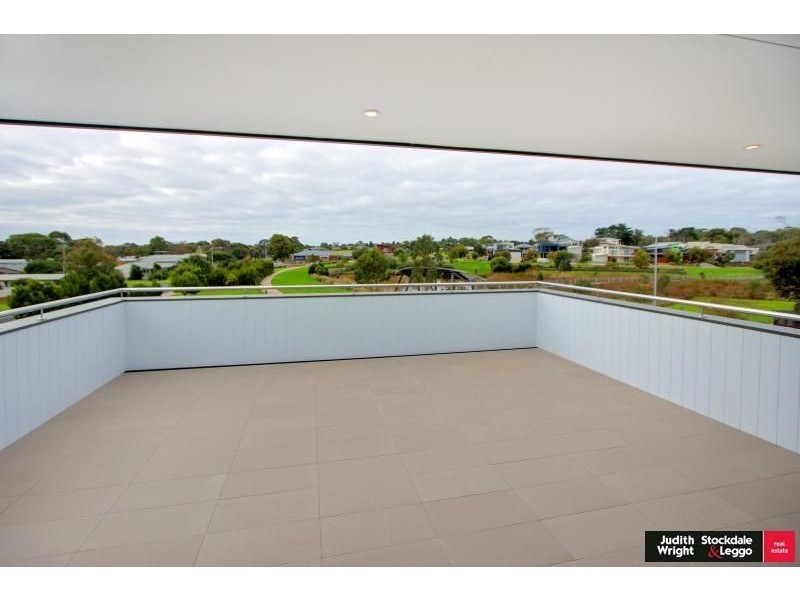 9 Pobblebonk Place, Cowes VIC 3922