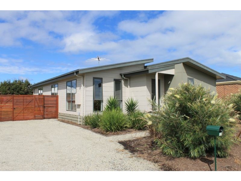 13 Rosella Grove, Cowes VIC 3922