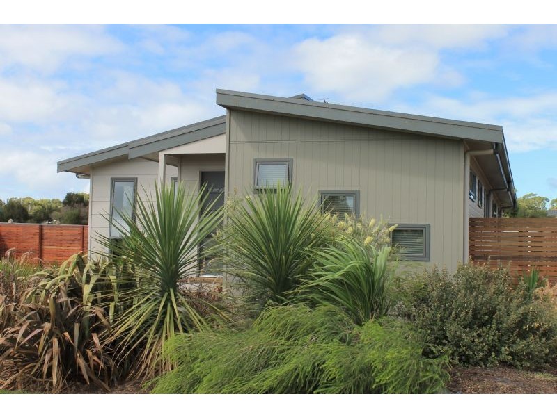 13 Rosella Grove, Cowes VIC 3922