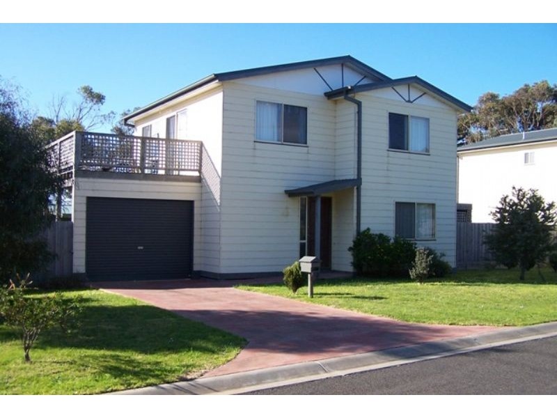 18 Caroline Avenue, Cowes VIC 3922