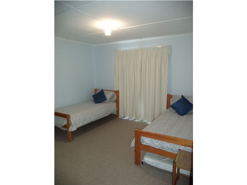 1 Raywood Avenue, Cowes VIC 3922