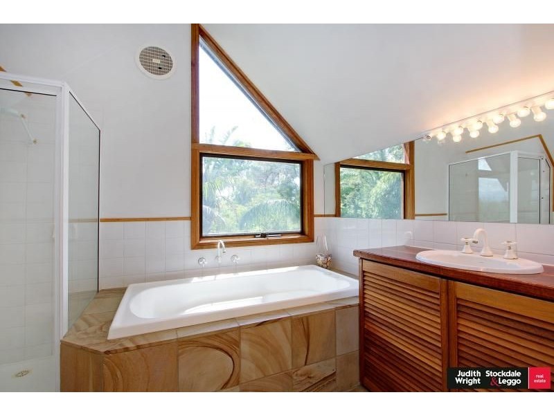 4 Hollywood Crescent, Smiths Beach VIC 3922