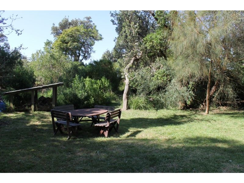 11 Woodlands Avenue, Silverleaves VIC 3922