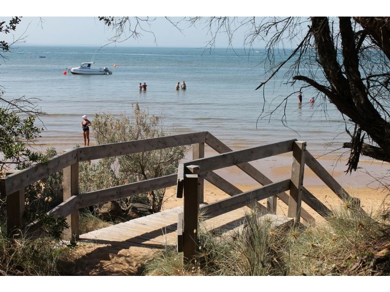 11 Woodlands Avenue, Silverleaves VIC 3922