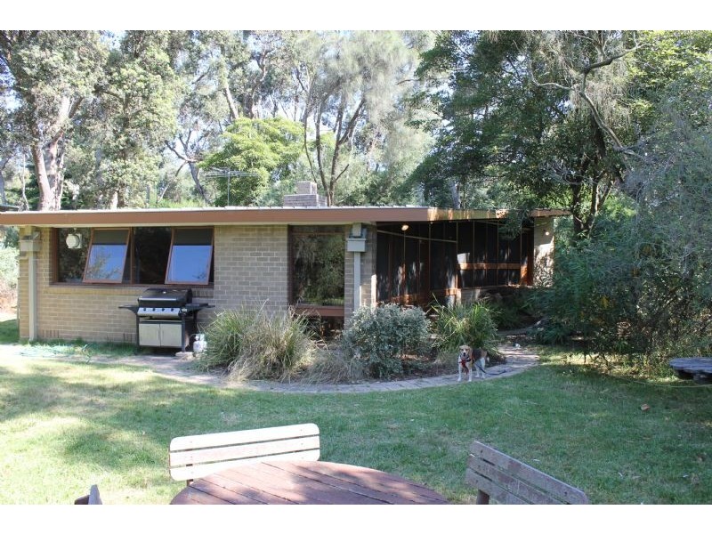 11 Woodlands Avenue, Silverleaves VIC 3922