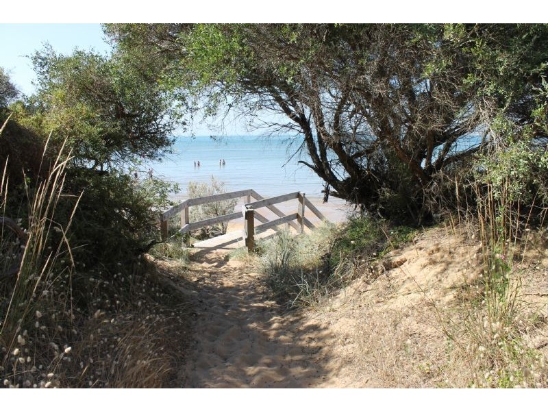 11 Woodlands Avenue, Silverleaves VIC 3922