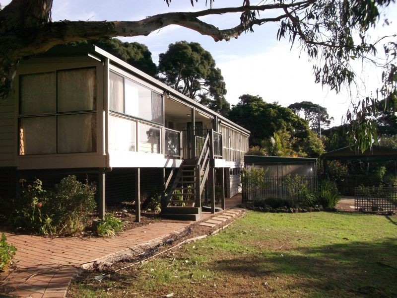 2 Red Rocks Road, Cowes VIC 3922