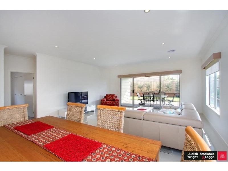 2 Blue Wren Place, Cowes VIC 3922