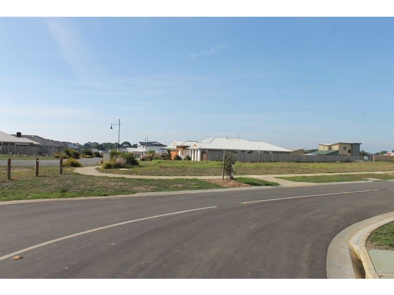 16 Shoalhaven Road, Cowes VIC 3922