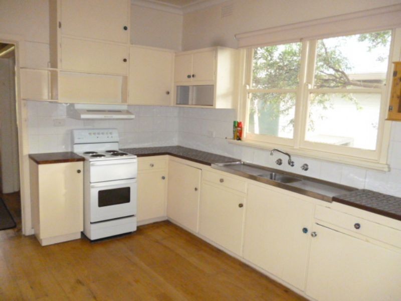 24 Pine Avenue, Cowes VIC 3922