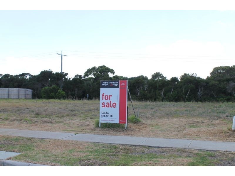 8 Cove Place, Cowes VIC 3922