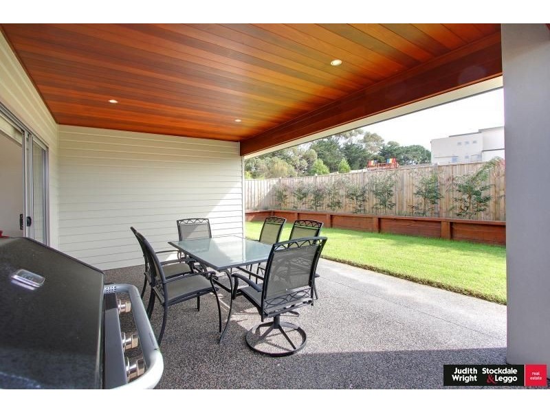 2 Blue Wren Place, Cowes VIC 3922