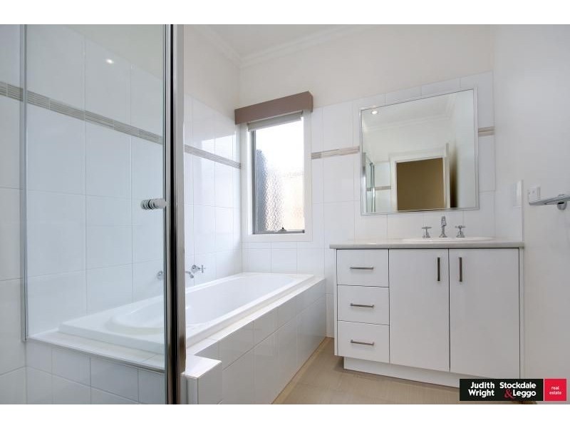 2 Blue Wren Place, Cowes VIC 3922