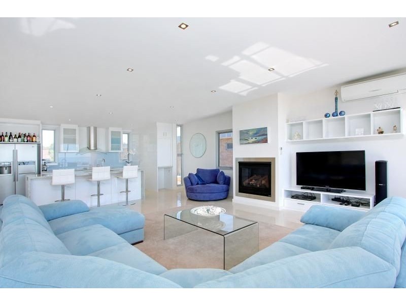 42a Stradbroke Avenue, Cowes VIC 3922