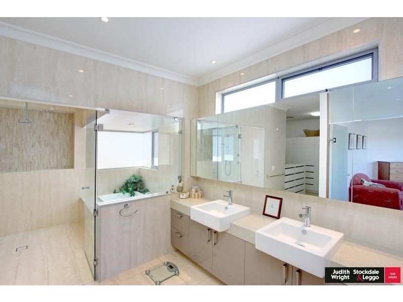 43 Stradbroke Avenue, Cowes VIC 3922